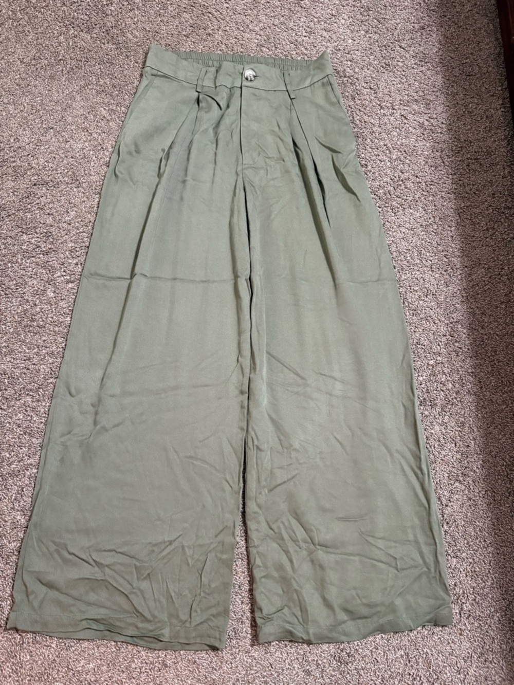 And now this Wide Leg High-Waist Pants in Olive Green